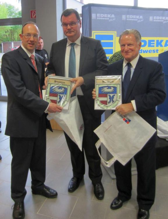 Bürgermeister Matthias Guderjan (mitte) , Marktbetreiber Ingo Müller (links) und Investor Günther Lehmann (rechts)
